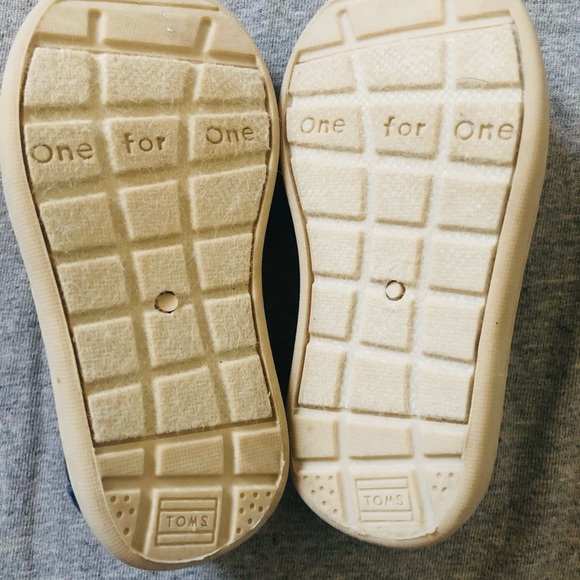 TOMS Toddler shoes - Picture 2 of 5